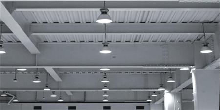 Industrielle Beleuchtung: Was sind die Bestimmungen für die Beleuchtung des Arbeitsplatzes innerhalb und außerhalb der Produktionsanlage
