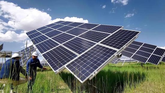 Singapur richtet die weltweit größte, schwebende Solarpanel-Testplattform ein